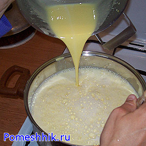 влить смесь в закипевшее молоко тонкой струйкой, слегка помешивая